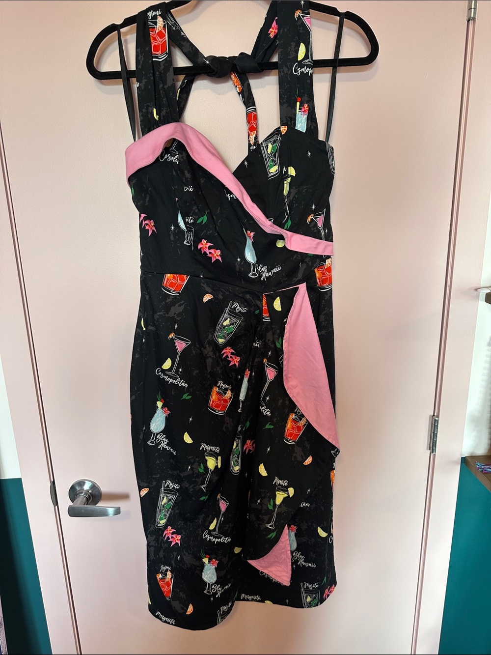 Collectif Retro Black Cocktail Print Sundress with Pink Trim Médium